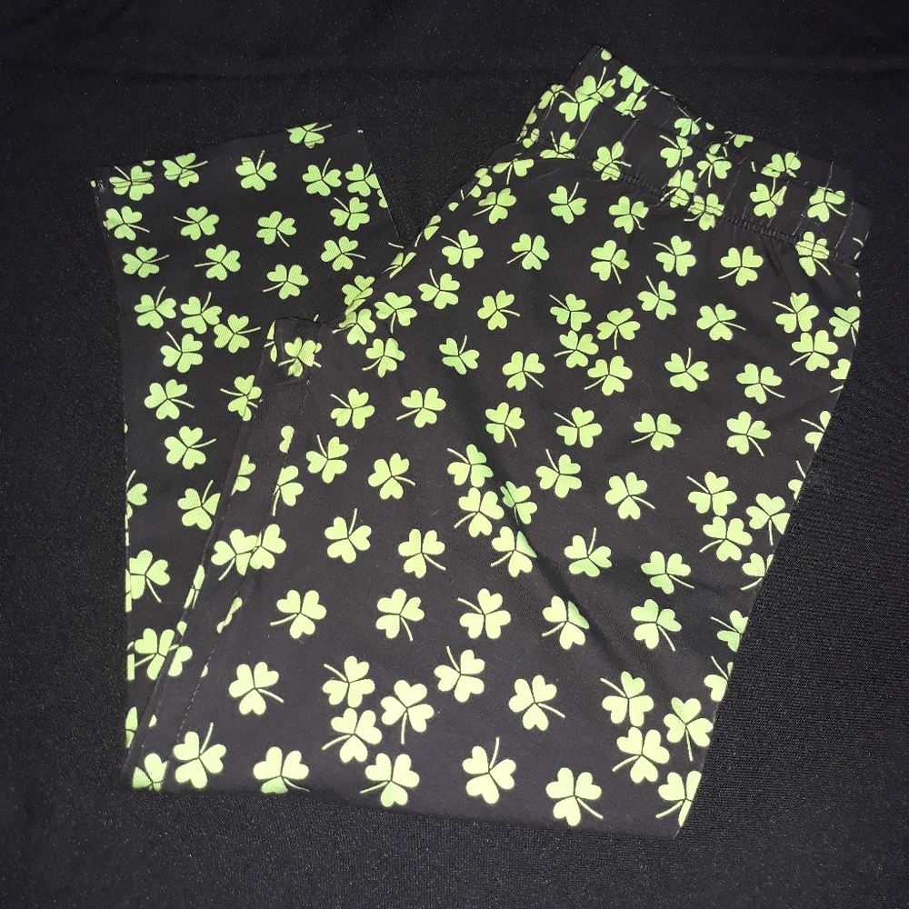Green Black Clover Shamrock Capri Leggings